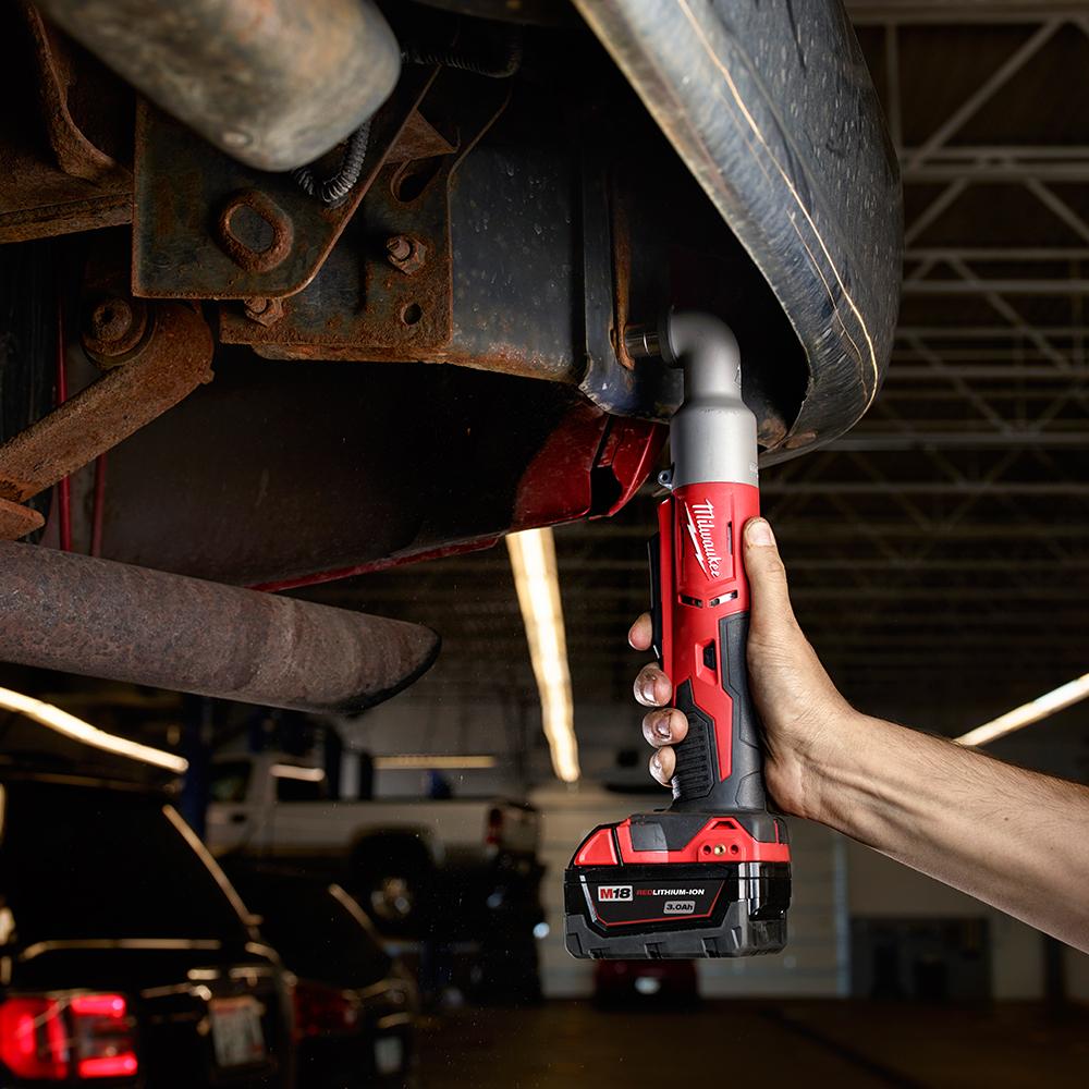 Cordless right angle wrench outlet